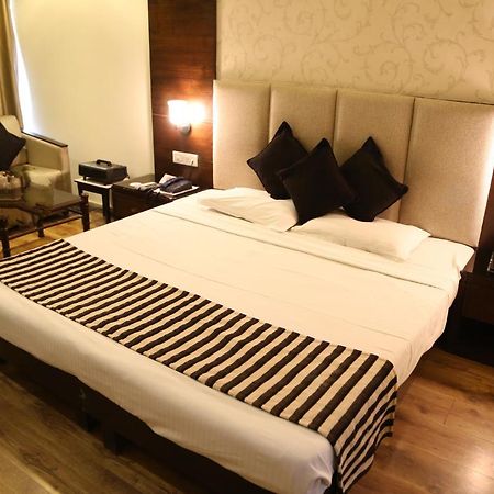Hotel Parbhat Inn Panchkula Zewnętrze zdjęcie