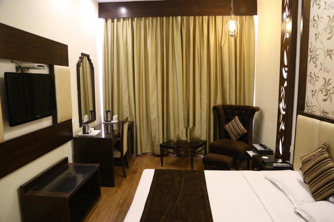 Hotel Parbhat Inn Panchkula Zewnętrze zdjęcie