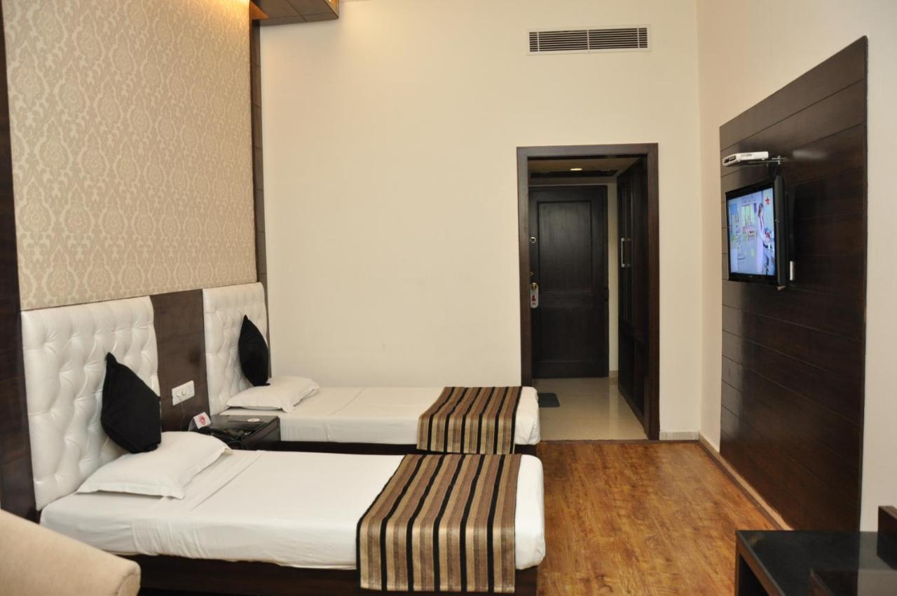 Hotel Parbhat Inn Panchkula Zewnętrze zdjęcie